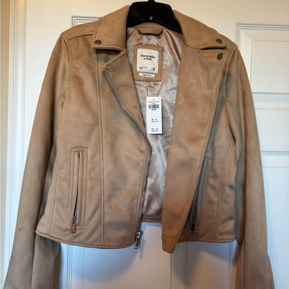 Abercrombie & Fitch Vegan Suede Moto Jacket
Size Medium
NWT
Light brown camel